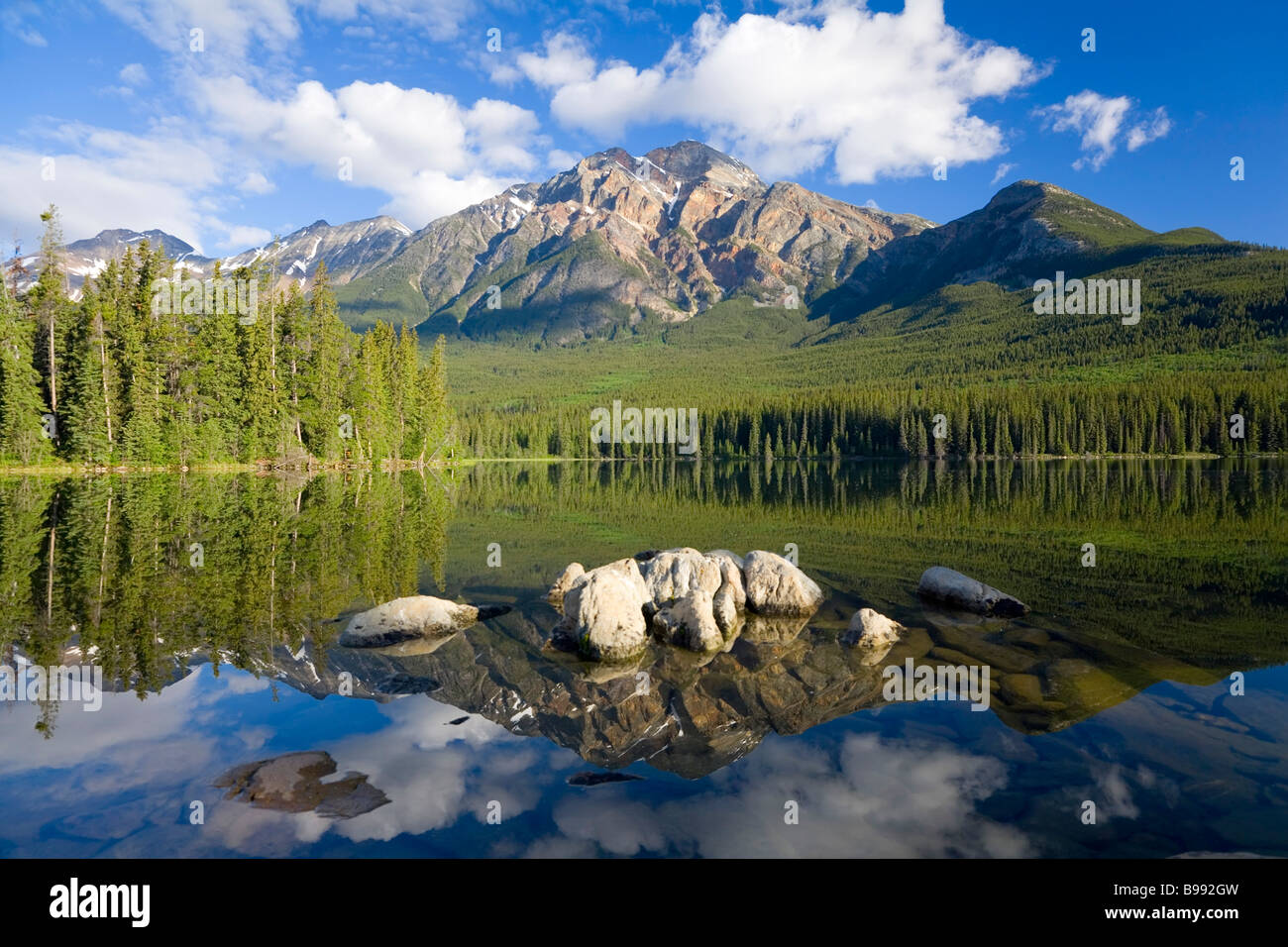 Paisaje del lago Pyramid, nr Jasper, Parque Nacional Jasper, Alberta, Canadá Foto de stock
