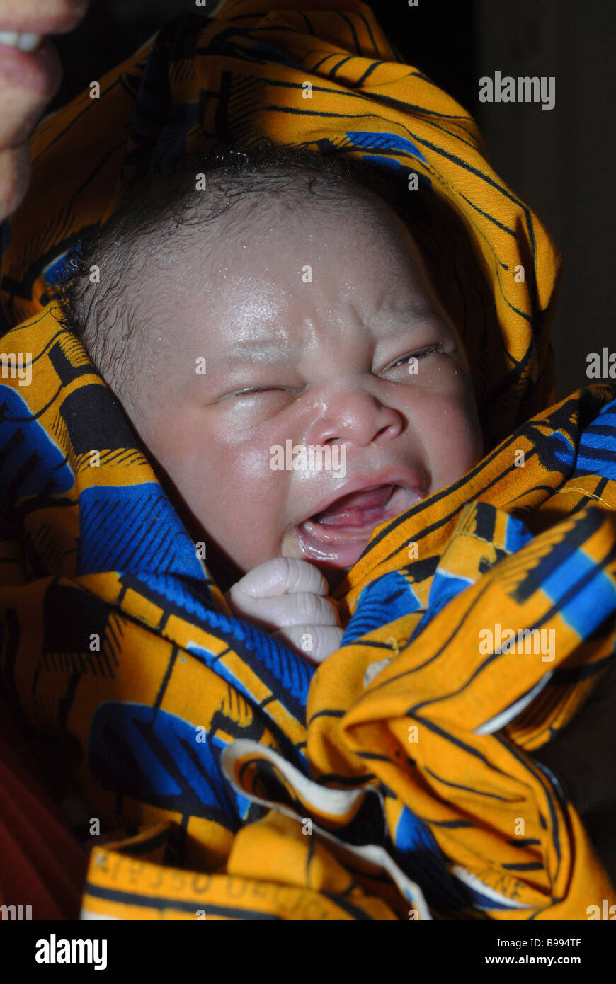 Recién nacido bebé africano nigeriano entregados por cesárea en un hospital  comunitario Fotografía de stock - Alamy