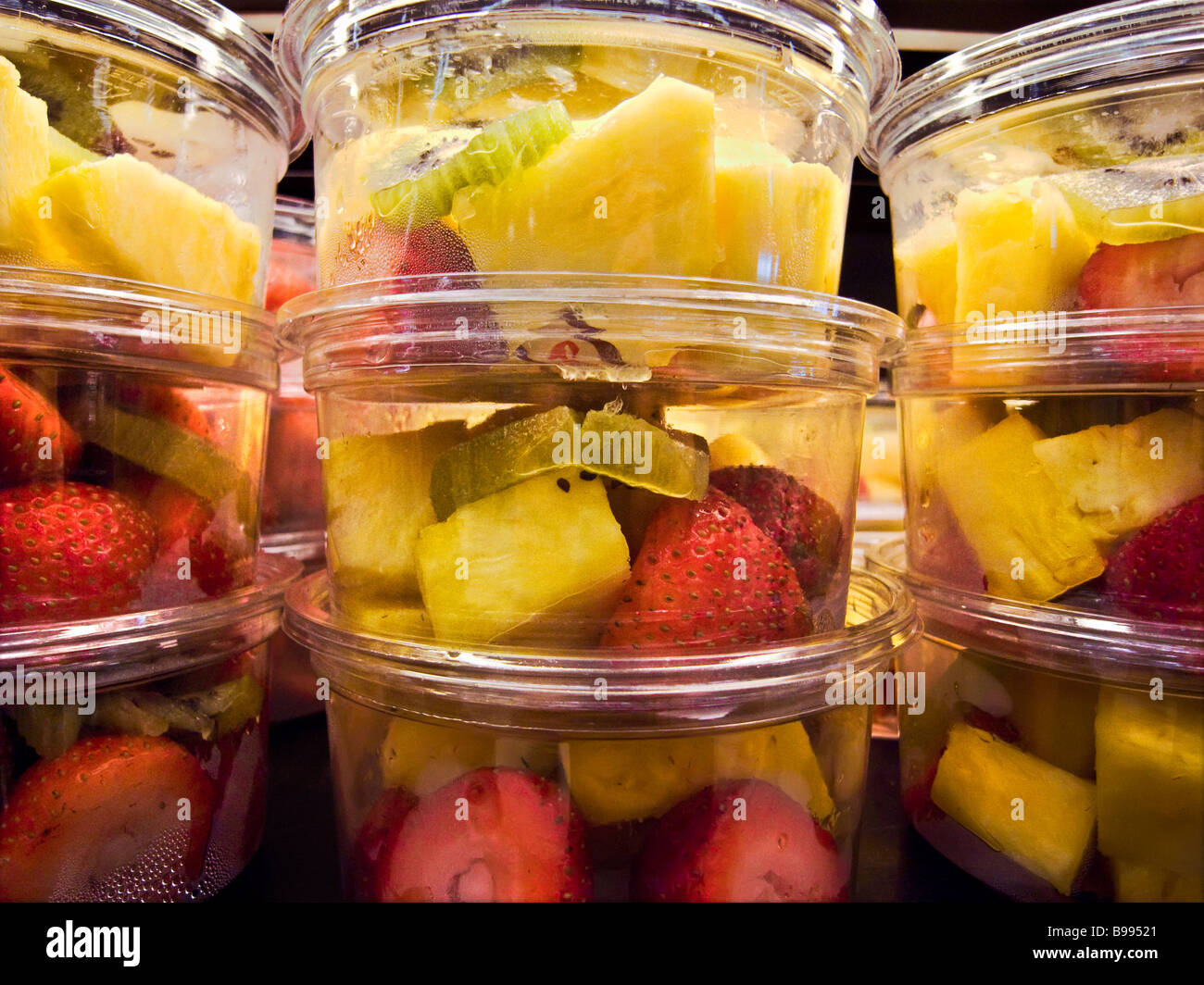 Ensalada de frutas en recipientes de plástico transparente Fotografía de  stock - Alamy