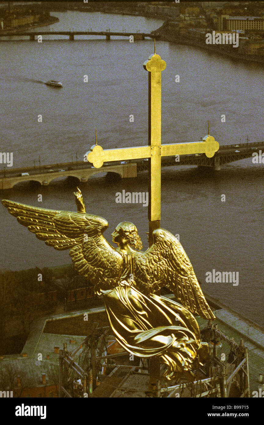 Instalación de un ángel figura en la Catedral de San Pedro y san Pablo