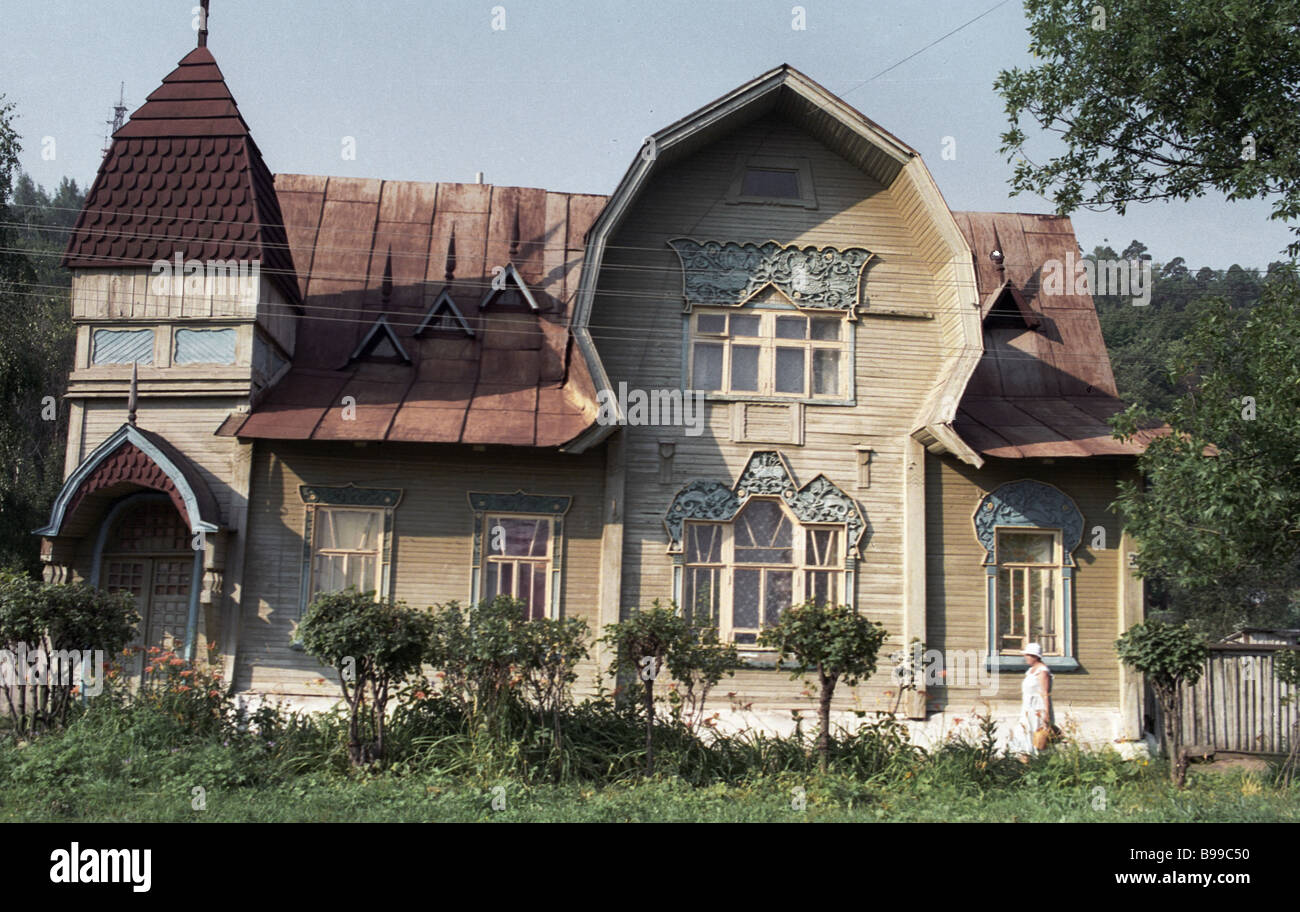 Antigua casa mercante del siglo XIX en la ciudad Gorokhovets Foto de stock
