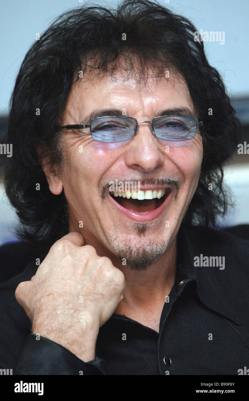 Tony Iommi de Black Sabbath guitarra flauta en una conferencia de prensa en  RIA Novosti Fotografía de stock - Alamy