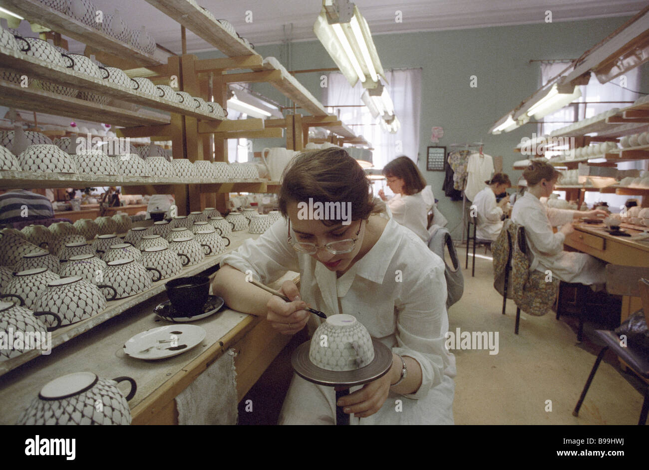 Artistas de la pintura de la fábrica de porcelana Lomonosov tazas de té  Fotografía de stock - Alamy