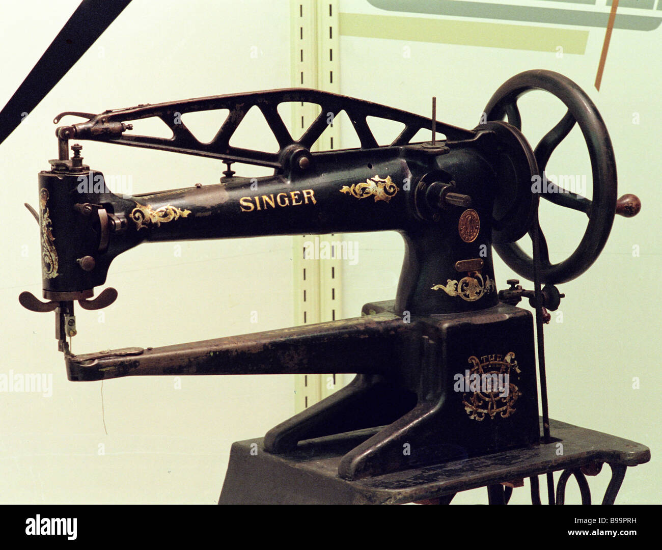 Una lanzadera de cosido por la máquina de coser Singer en la Conserva  reliquias exposición celebrada en el Museo de la Politécnica Estatal  Fotografía de stock - Alamy