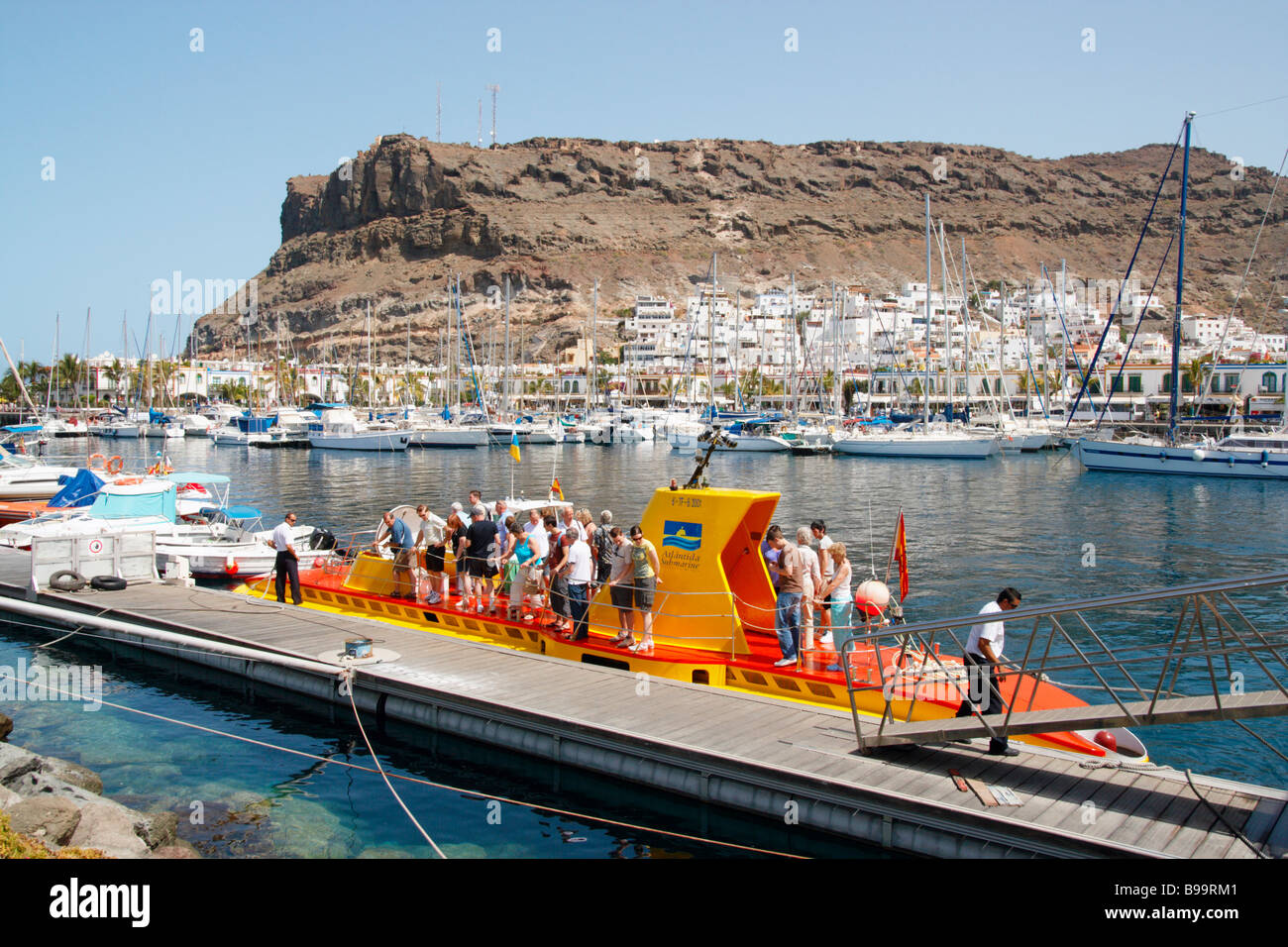 Yellow submarine puerto de mogan fotografías e imágenes de alta resolución  - Alamy