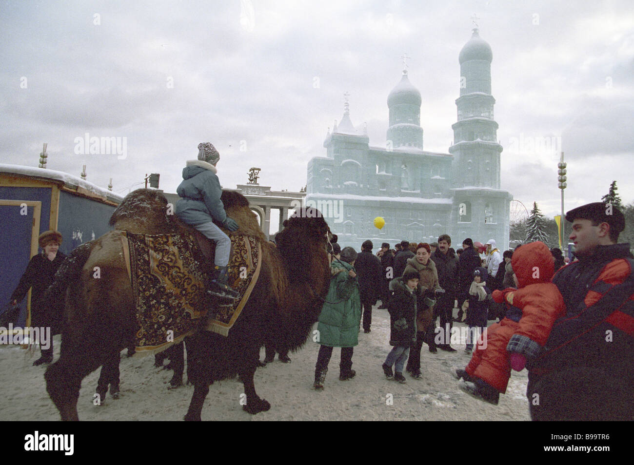 Fiestas de Navidad en el Centro de Exposiciones de Toda Rusia VVTS Foto de stock