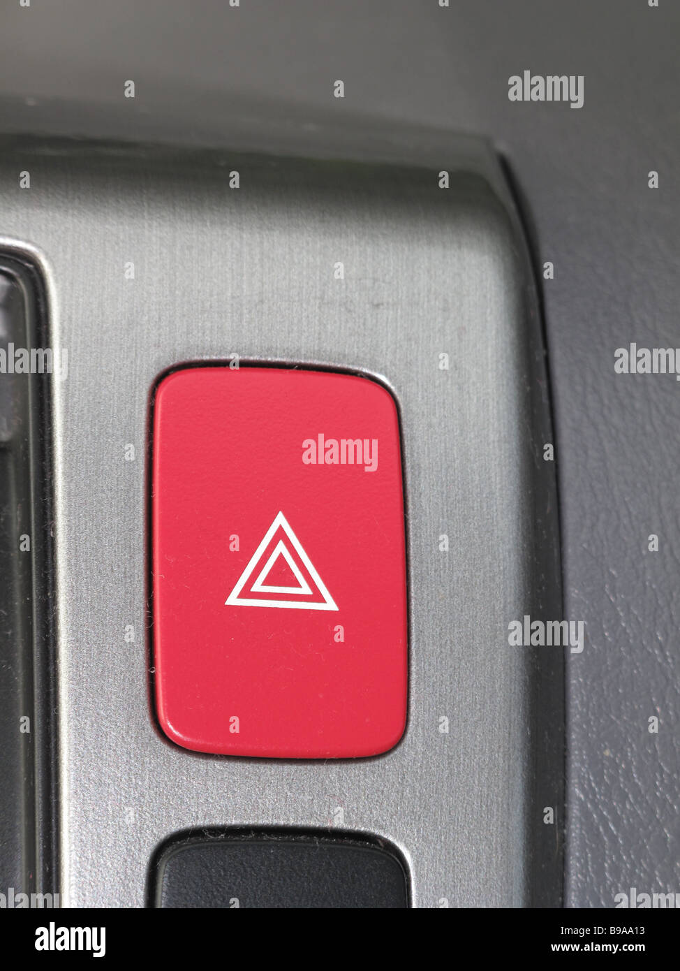 Luces intermitentes de emergencia botón en coche Fotografía de stock - Alamy