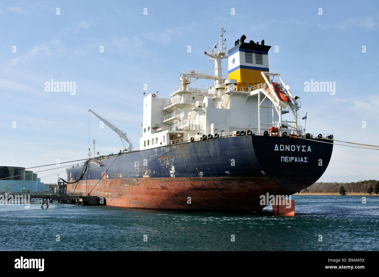Vista de popa del buque petrolero griego en el muelle de descarga de aceite Dhonoussa Foto de stock
