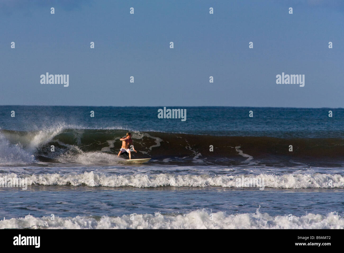 Surf Surf el descanso en Playa Dominical en Puntarenas, Costa Rica. Foto de stock