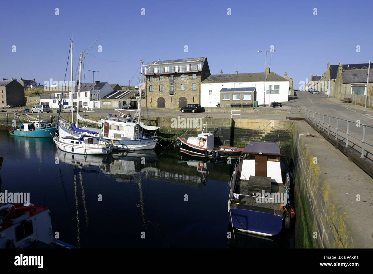 Los barcos en el puerto de la pequeña aldea de Burghead Moray en la costa de Escocia, Reino Unido Foto de stock