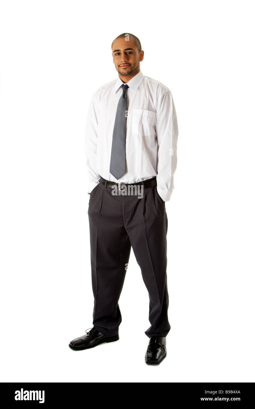 Apuesto hombre de negocios hispano africana en camisa blanca pantalón gris  y corbata de pie con las manos en el bolsillo aislado Fotografía de stock -  Alamy
