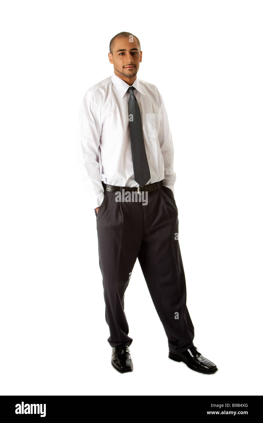 Apuesto hombre de negocios hispano africana en camisa blanca pantalón gris  y corbata de pie con las manos en el bolsillo aislado Fotografía de stock -  Alamy