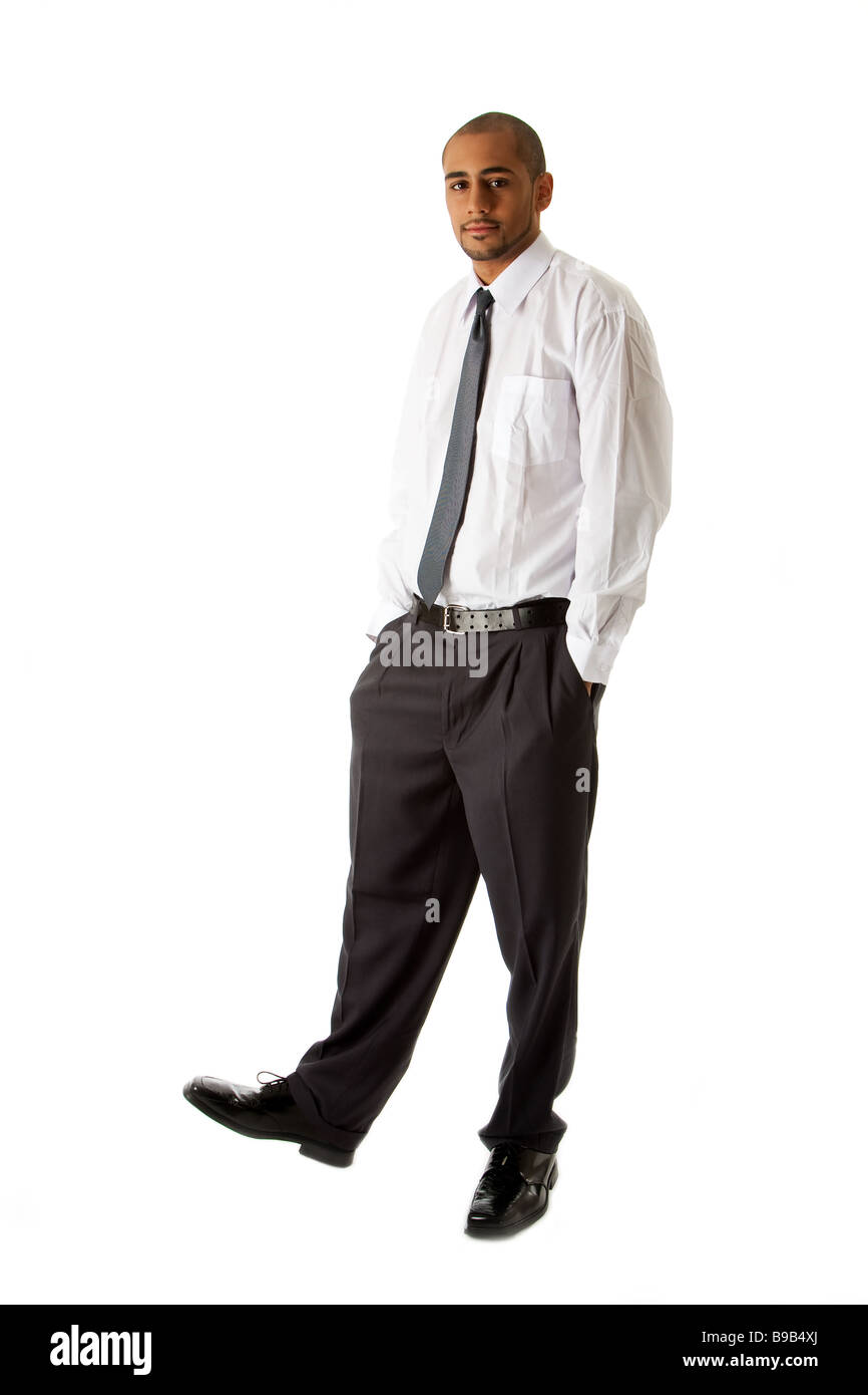 Apuesto hombre de negocios hispano africana en camisa blanca pantalón gris y corbata de pie con manos en el bolsillo aislado Fotografía de - Alamy