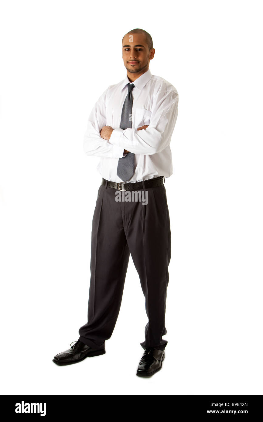 Apuesto hombre de negocios hispano africana en camisa blanca pantalón gris  y corbata de pie con los brazos cruzados aislado Fotografía de stock - Alamy