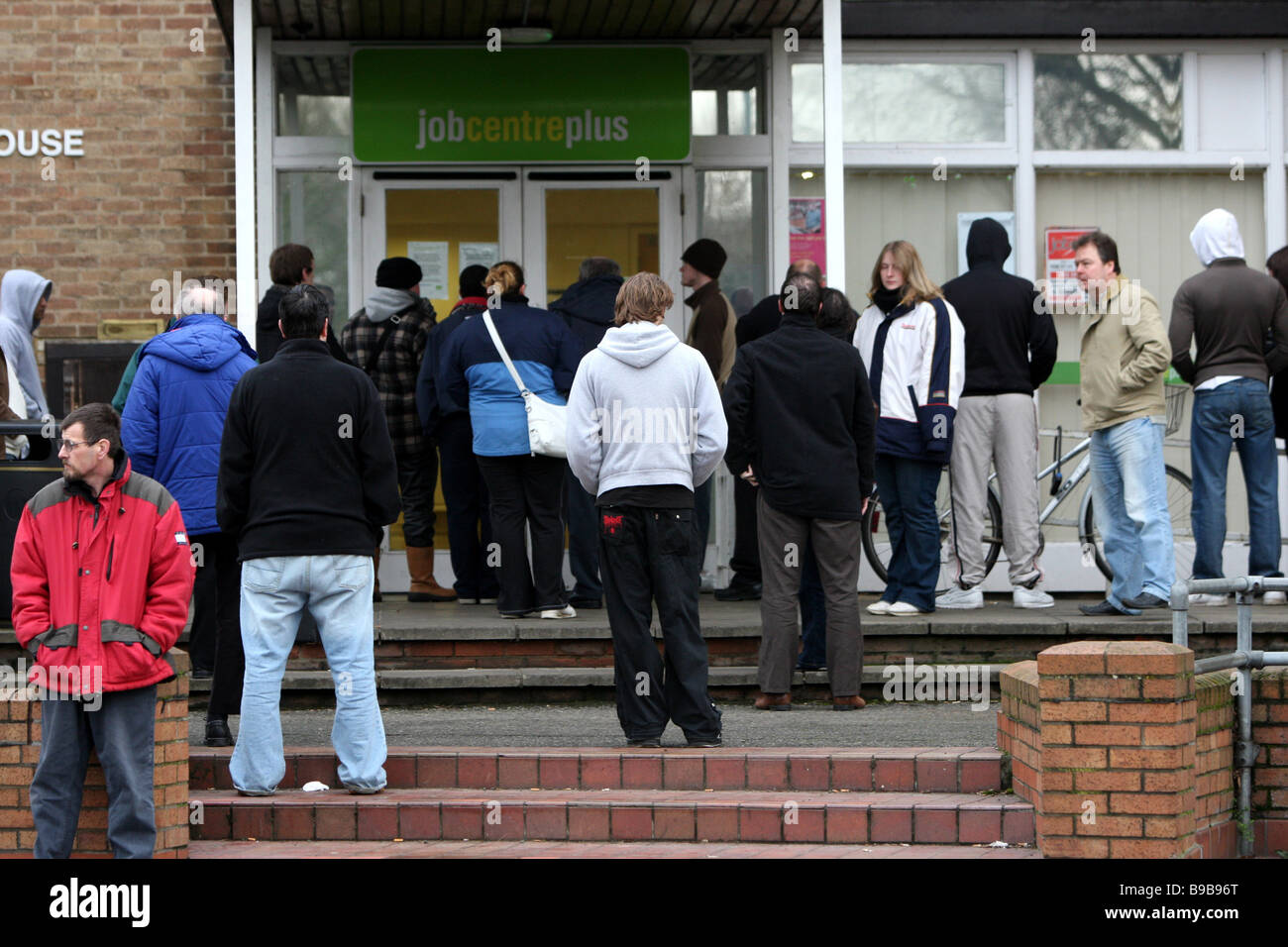 Desempleados QUEUEING Job Centre Plus para trabajos Foto de stock