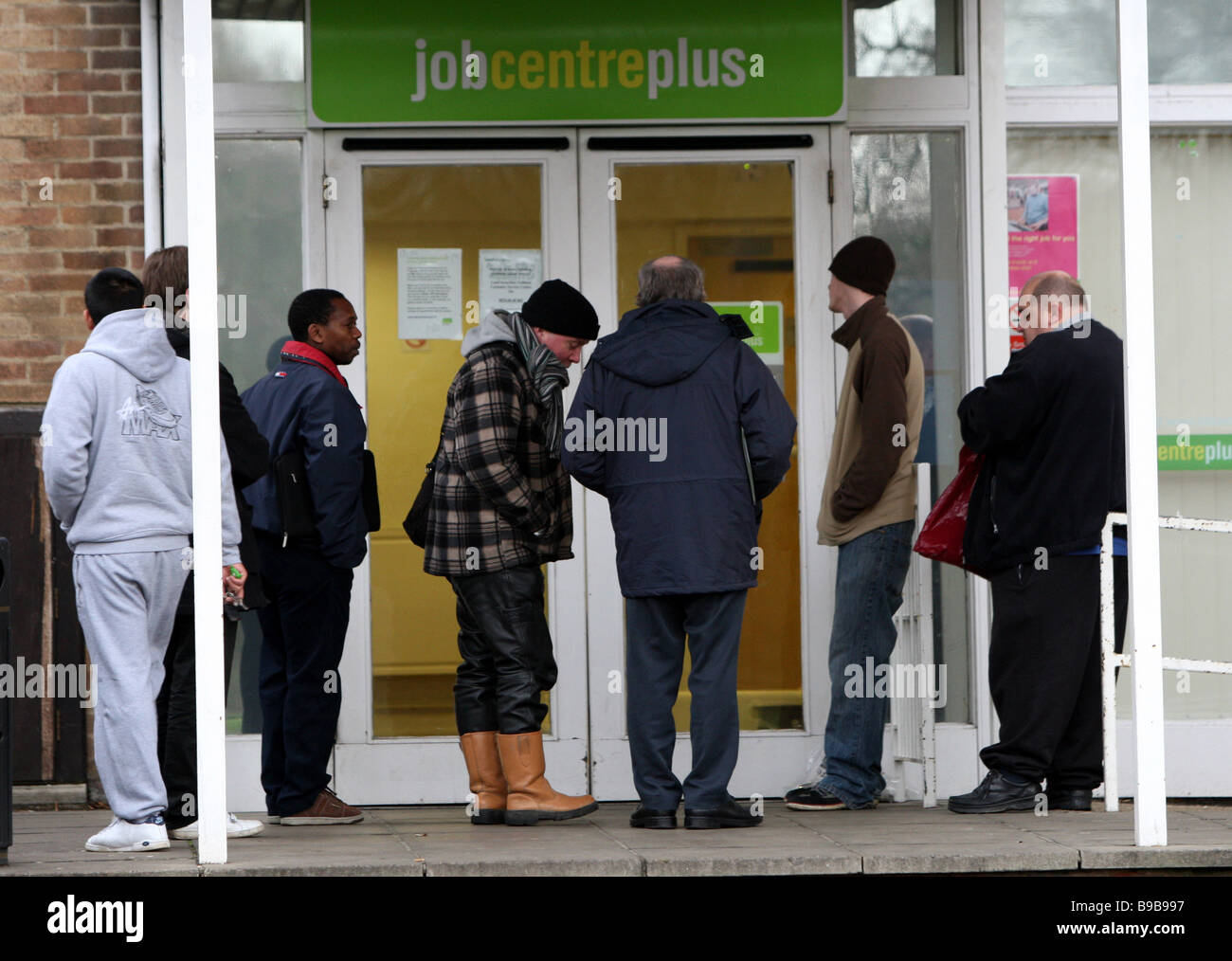 Desempleados QUEUEING Job Centre Plus para trabajos Foto de stock