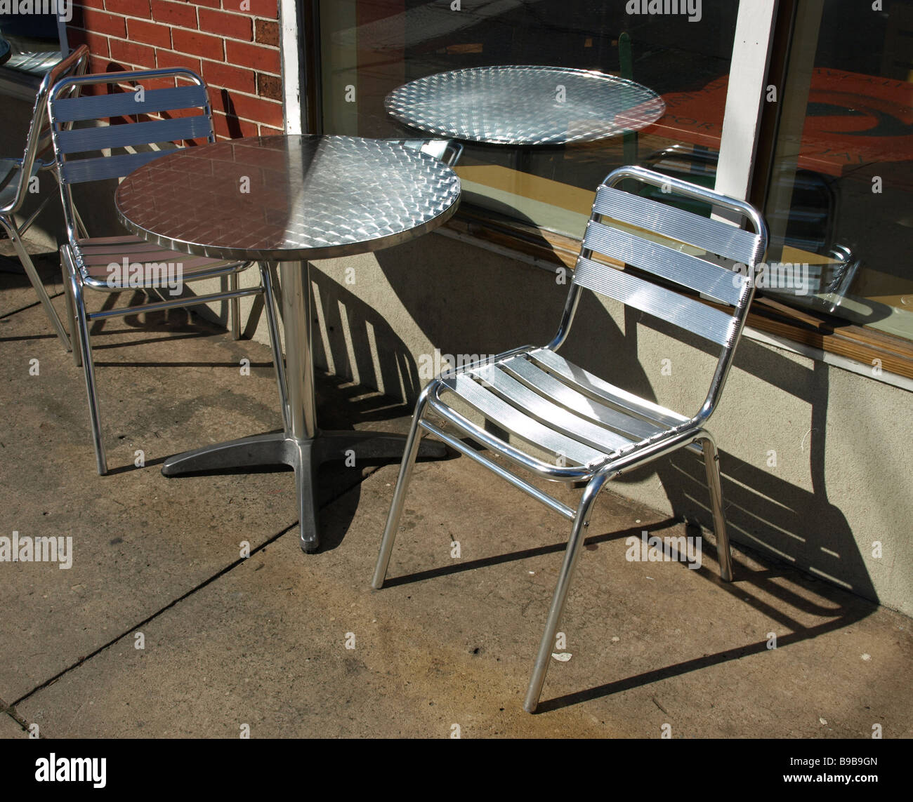 Mesa y sillas de metal fotografías e imágenes de alta resolución - Alamy