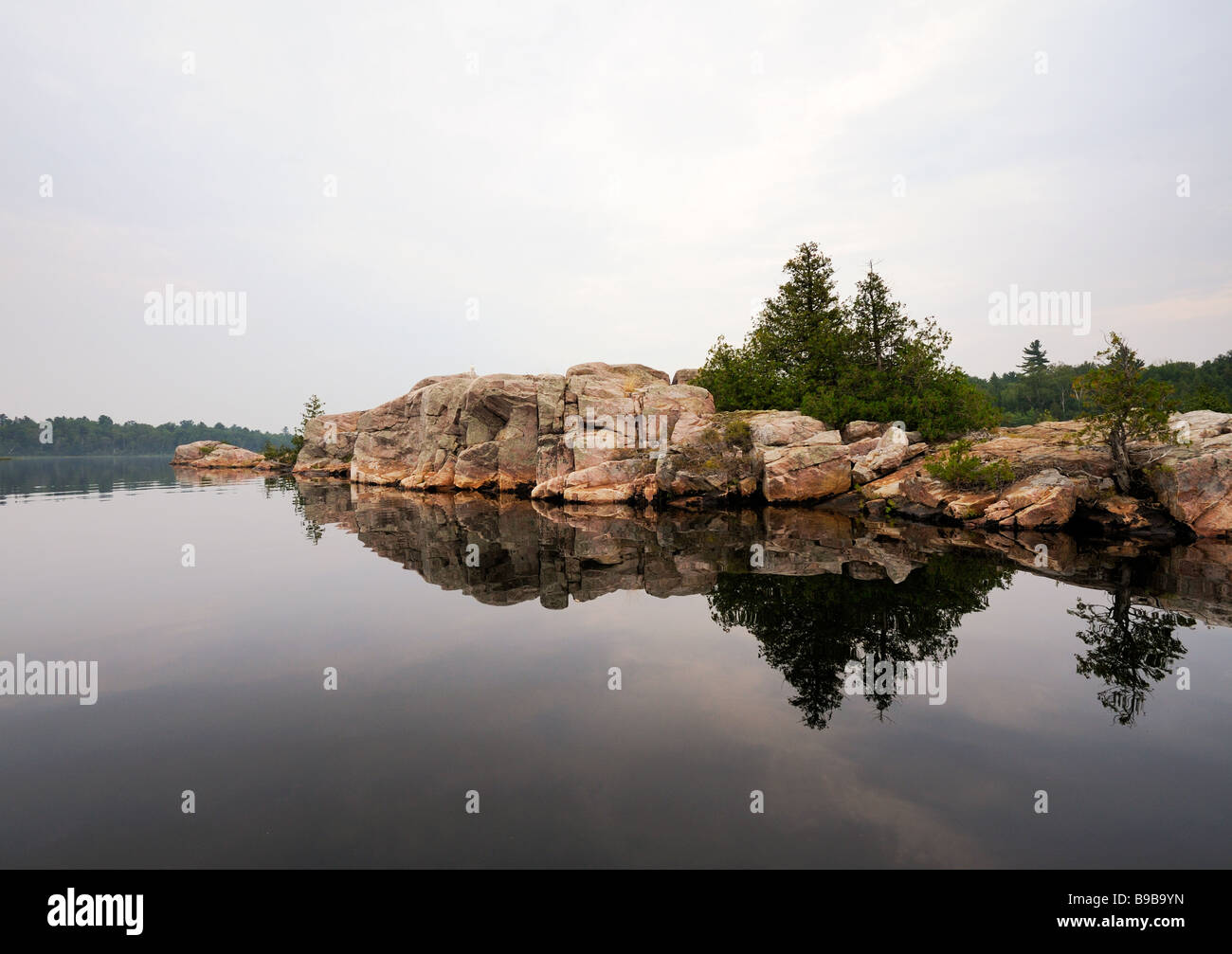 Estas rocas son prominentes en la zona del río francés, Ontario Foto de stock