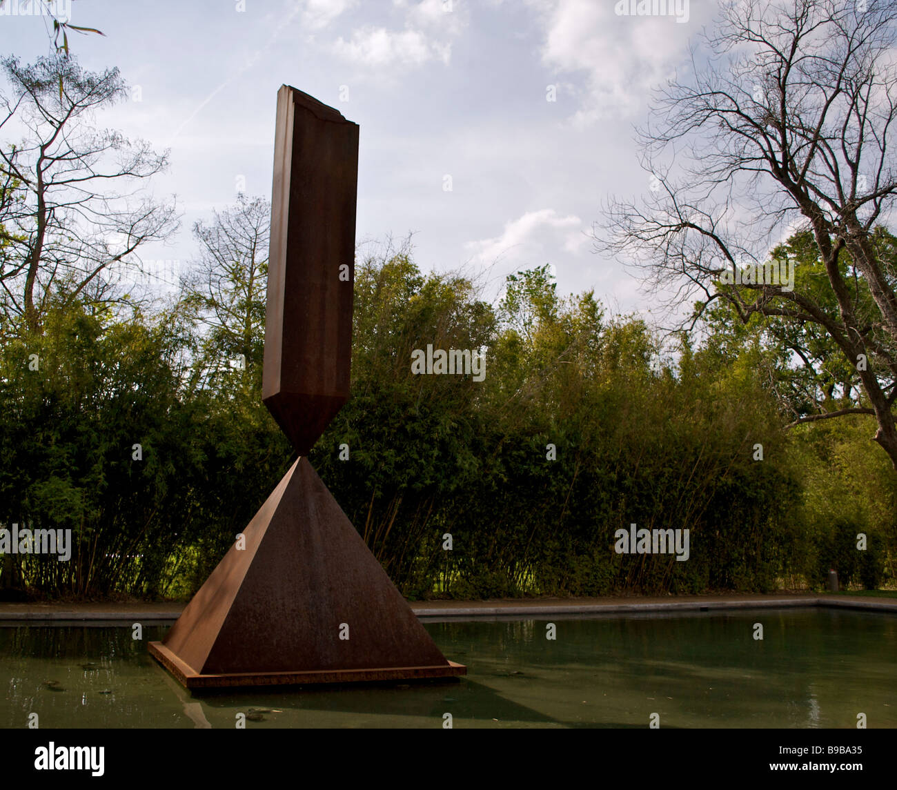 Obelisco roto por Barnett Newman en el distrito de museos de Houston, Texas, EE.UU. Foto de stock
