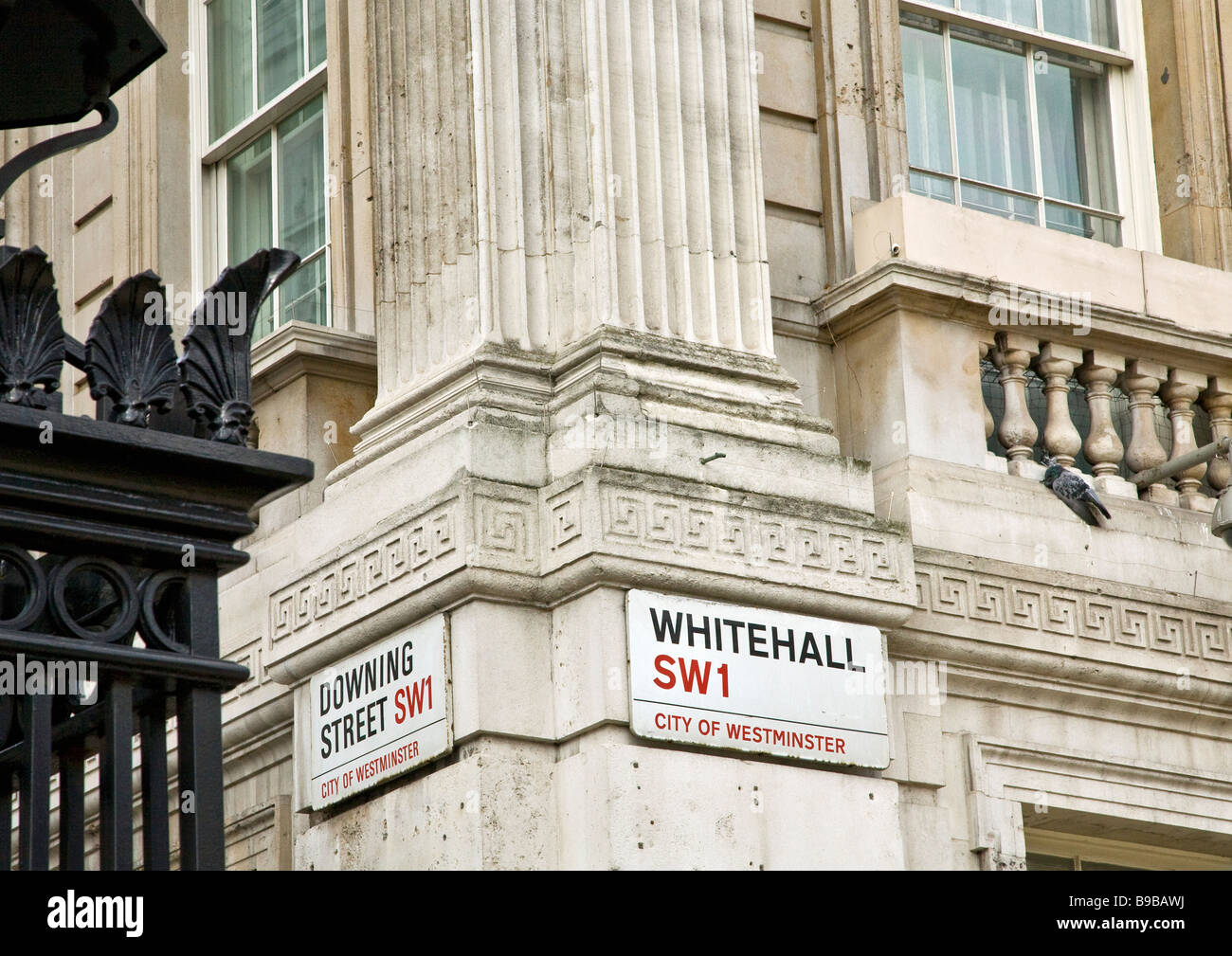 Downing Street y Whitehall señales Westminster Londres Reino Unido GB Londres England Reino Unido Reino Unido GB Gran Bretaña Islas Británicas Foto de stock