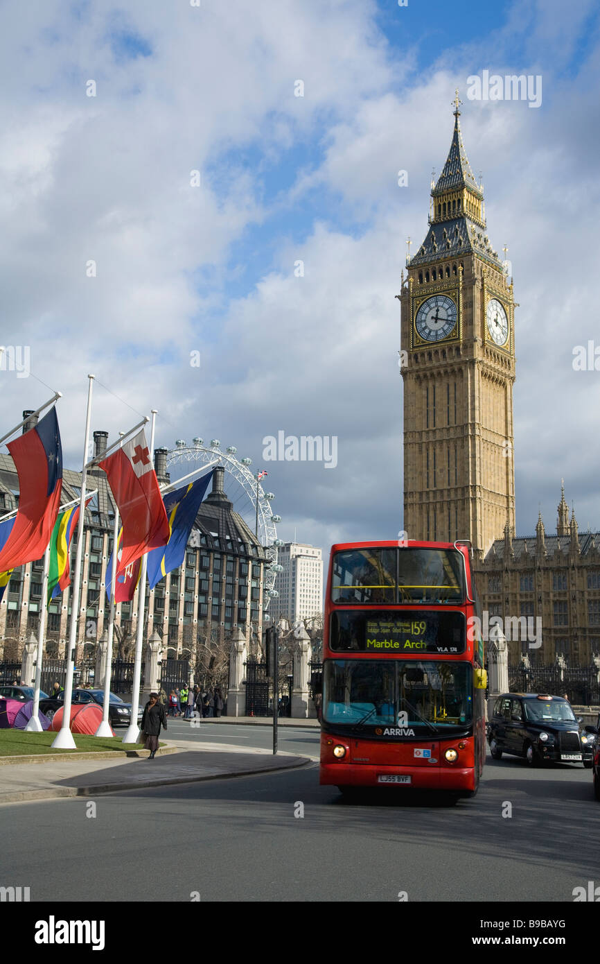 Reloj Big Ben Las Casas del Parlamento y la Plaza del Parlamento Westminster Londres Inglaterra Gran Bretaña Reino Unido GB Foto de stock