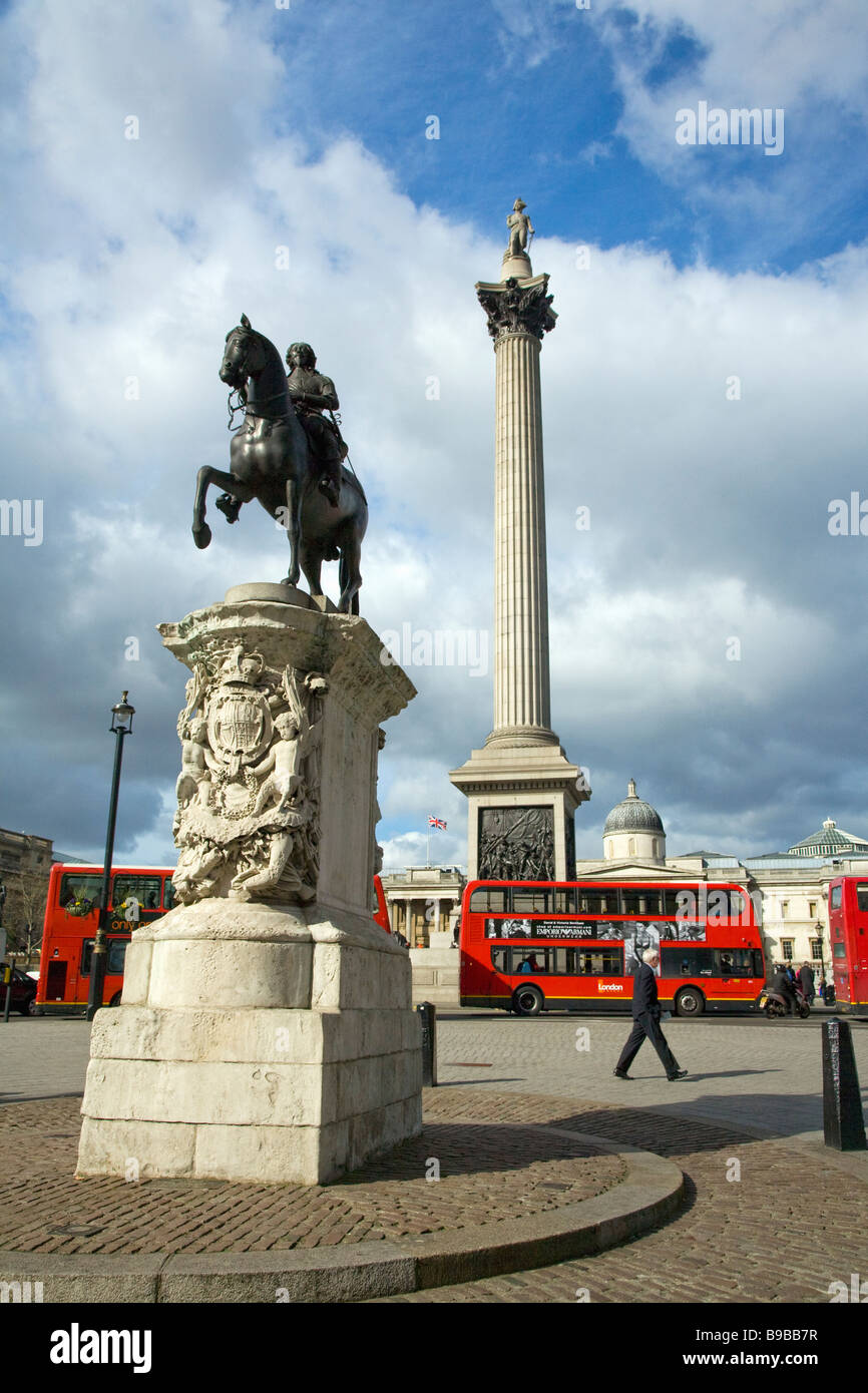 La Columna de Nelson en Trafalgar Square, Monumento del rey Carlos I a caballo, Londres, Inglaterra Gran Bretaña Reino Unido GB Foto de stock