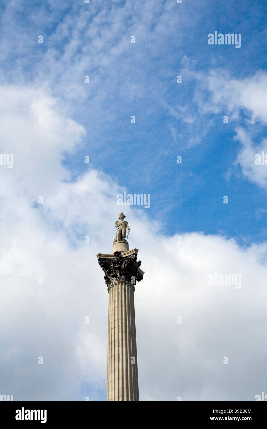 La Columna de Nelson en Trafalgar Square, Londres, Inglaterra Gran Bretaña Reino Unido GB Islas Británicas Europa UE Foto de stock