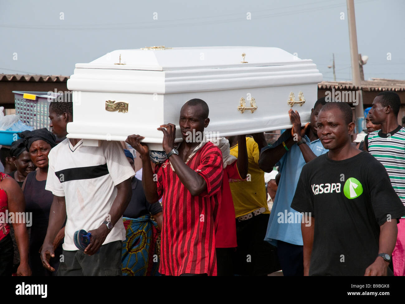 África occidental Ghana Coast Elmina procesión fúnebre en la calle Foto de stock