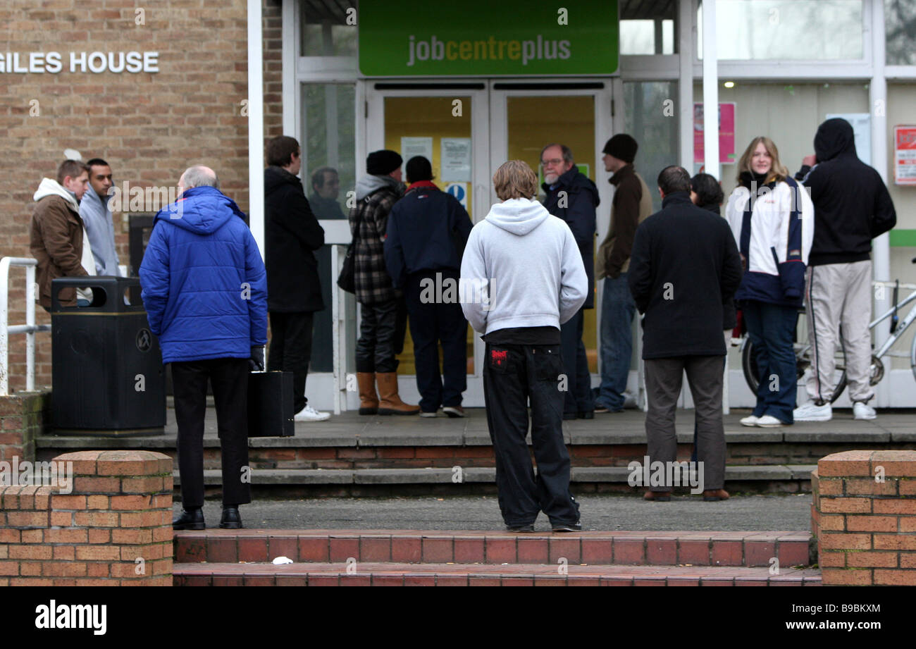 Desempleados QUEUEING Job Centre Plus para trabajos Foto de stock