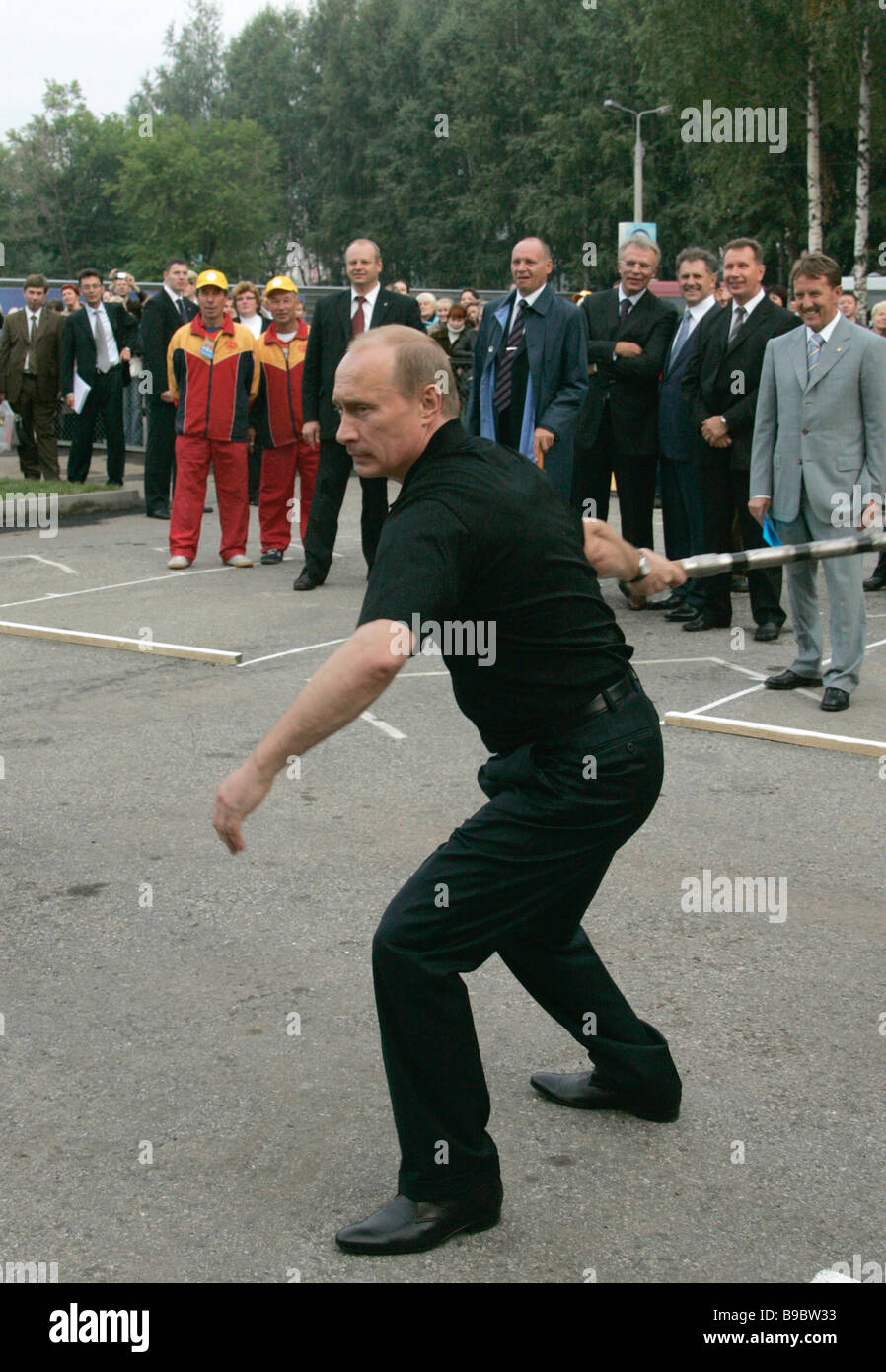 el-presidente-ruso-vladimir-putin-jugando-un-juego-de-gorodki-en-la-apertura-de-la-sexta-de-toda-rusia-de-los-juegos-de-verano-en-izhevsk-rural-b9bw33.jpg