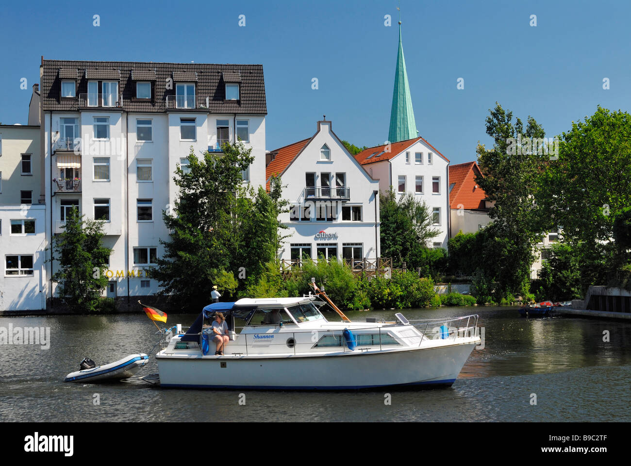 Sport Boat a Serrahn y campanarios de iglesia de San Petri y Pauli en Bergedorf, Hamburgo. Foto de stock