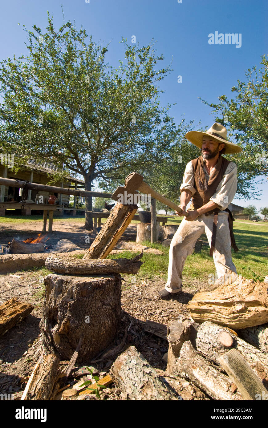 Colono cortando madera 1830 Jones Ganadera George Ranch Historical Park Houston TX Texas atracción turística Foto de stock