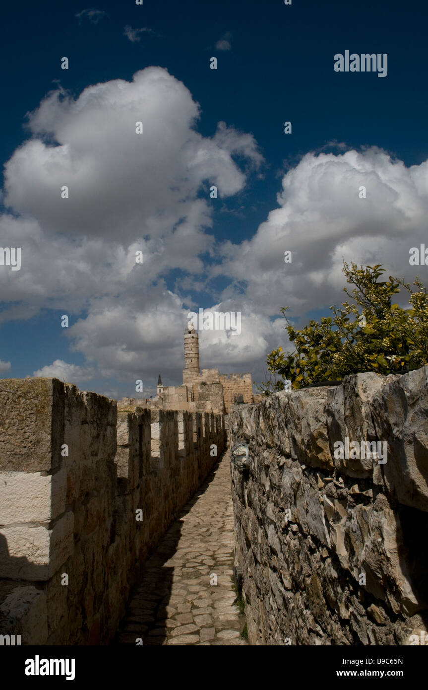 Vista a través de la ruta del centinela superior paredes otomano hacia la Torre de David o Ciudadela de Jerusalén en el borde occidental de la ciudad vieja de Jerusalén, Israel Foto de stock