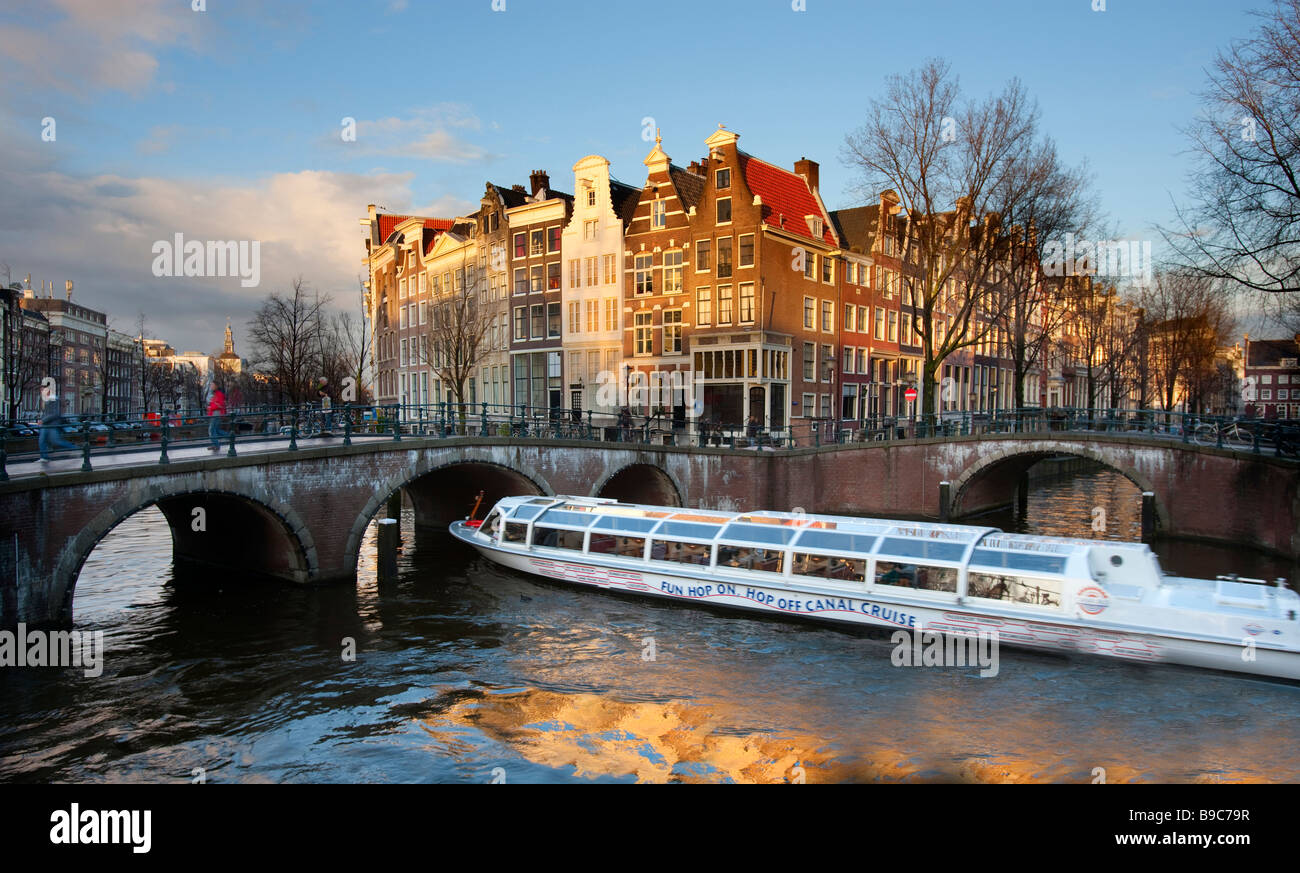 Barco turístico en canal Prinsengracht de Amsterdam Holanda Foto de stock