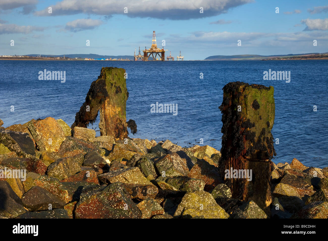 Invergordon viejo muelle y plataformas petrolíferas en Cromarty Firth, en el norte de Escocia, Reino Unido Foto de stock
