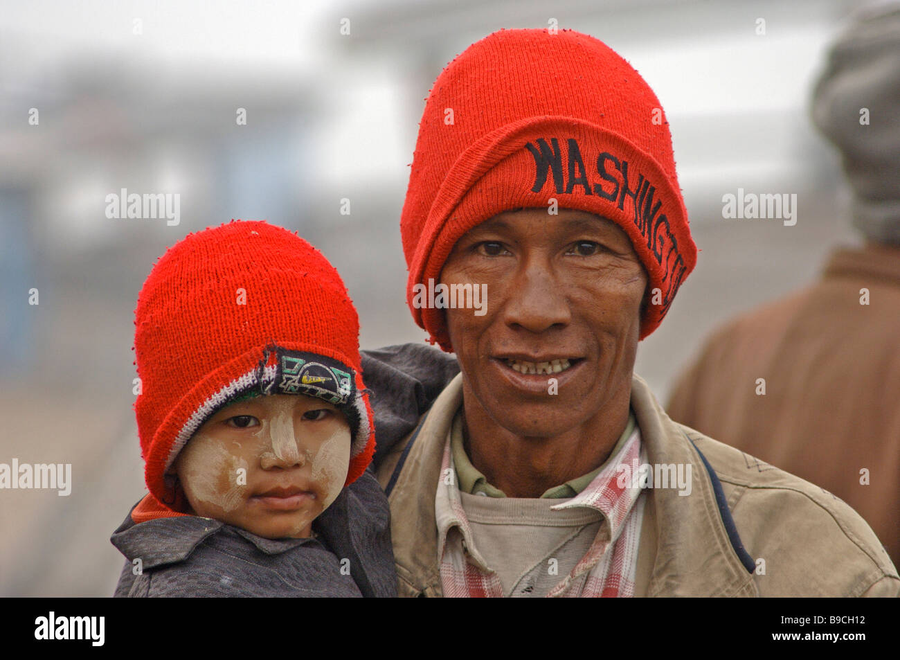 Padre e hijo Birmania Myanmar Foto de stock