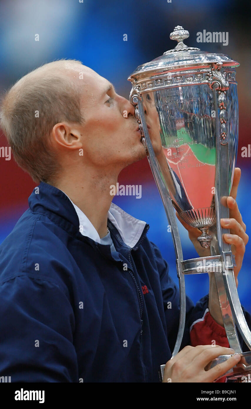 El tenista ruso Nikolay Davydenko tras el partido de la final del 17º torneo internacional de tenis Copa Kremlin Davydenko Foto de stock
