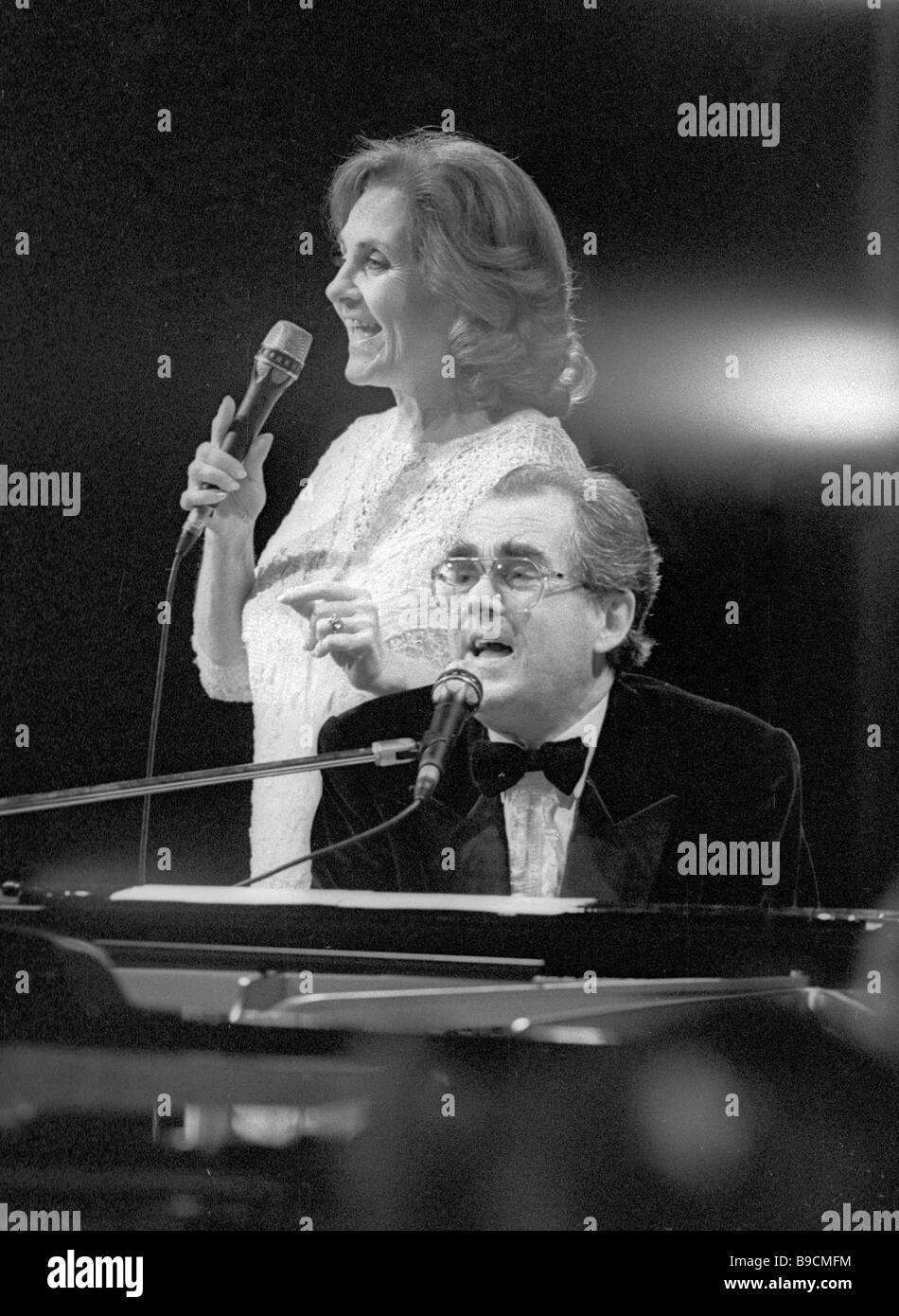 domesticar componente Haciendo El compositor Michel Legrand en el piano y la cantante Christine Legrand su  hermana en concierto Fotografía de stock - Alamy