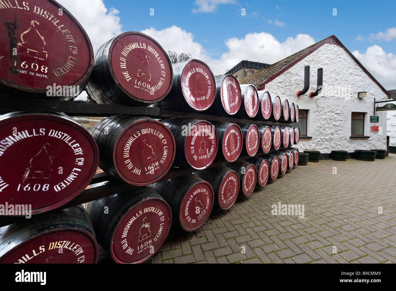 Barriles de Whiskey en el Old Bushmills Distillery, Bushmills, Condado de Antrim, Irlanda del Norte Foto de stock