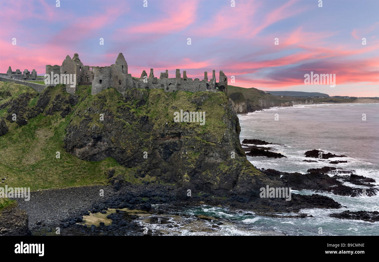 Castillo de Dunluce, cerca de Portrush, Norte de Antrim, Condado de Antrim, Irlanda del Norte Foto de stock