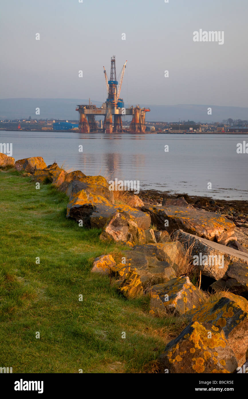 Plataforma de servicio Rig en Invergordon profundo puerto Watter Cromarty Firth, en el norte de Escocia, Reino Unido Foto de stock