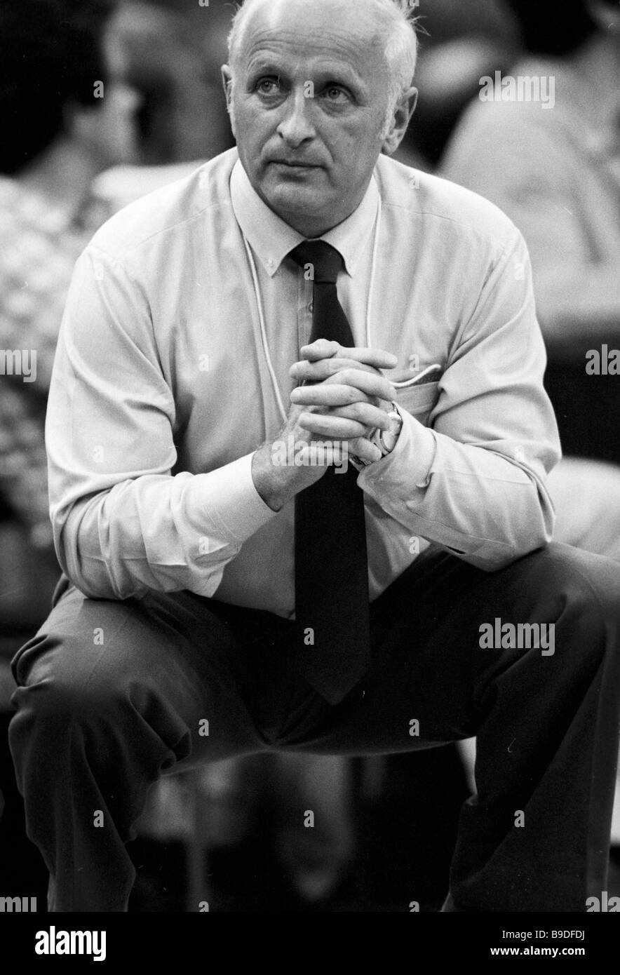 Alexander Gomelsky entrenador senior del equipo olímpico de baloncesto  Fotografía de stock - Alamy