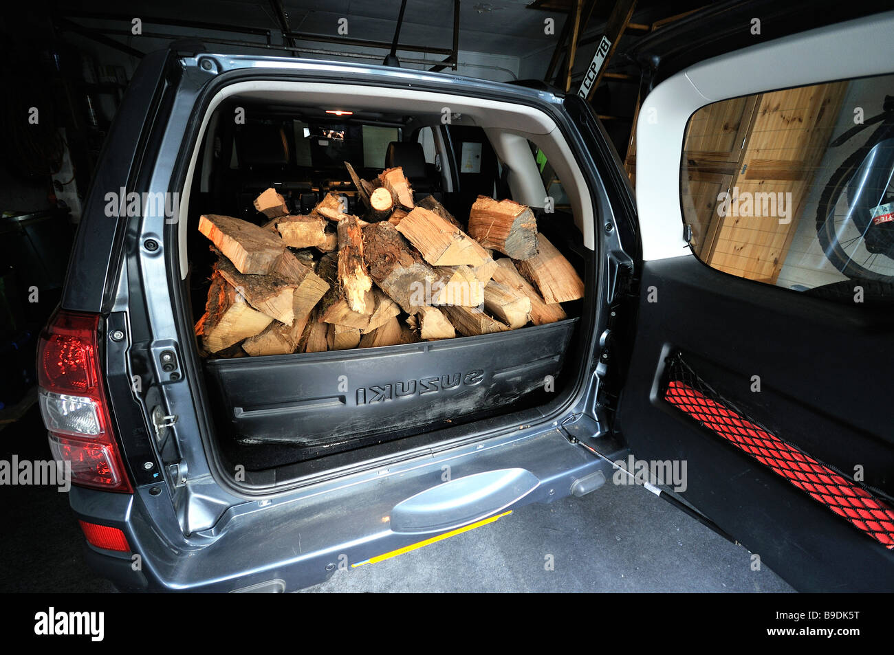 Suzuki Grand Vitara cargado con chimenea de madera Foto de stock