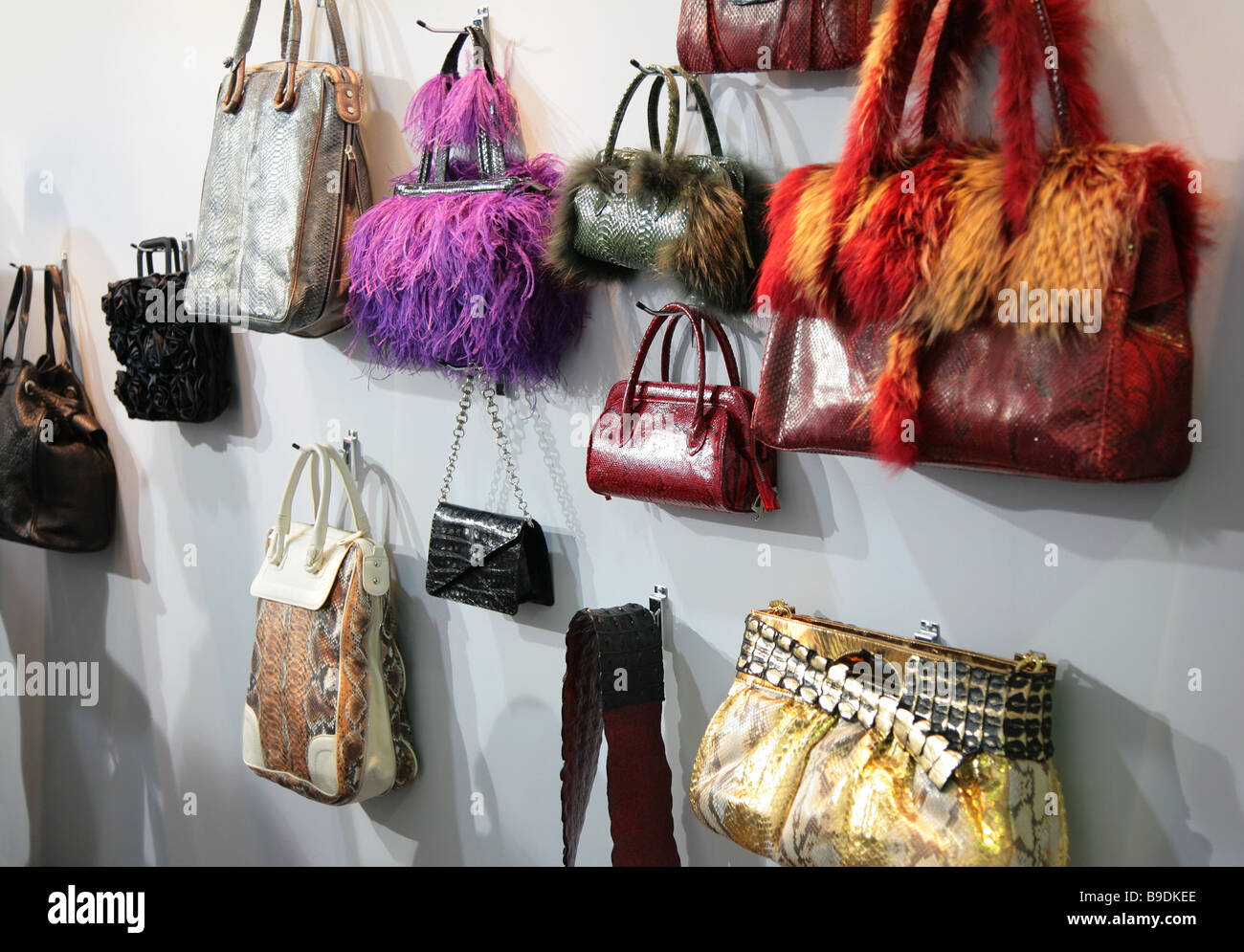 Exhibición de bolsos de mujer fotografías e imágenes de alta resolución -  Alamy