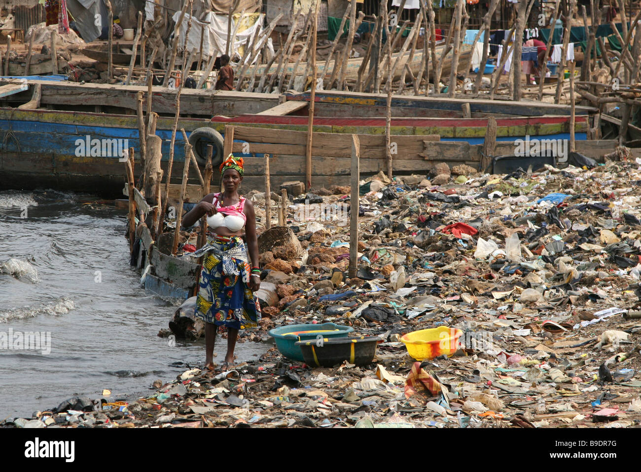 Mujer entre la basura, en los suburbios de Freetown, Sierra Leona Foto de stock