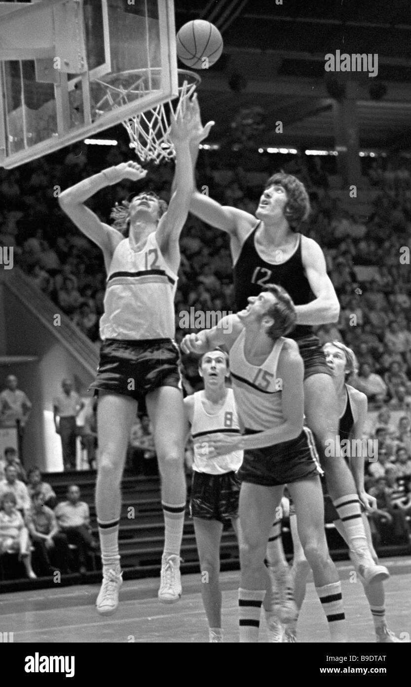 El jugador de baloncesto V Tkachenko miembro del equipo nacional de  baloncesto de la URSS en un oscuro camiseta deportiva sin mangas con nº 12  sobre ella Fotografía de stock - Alamy