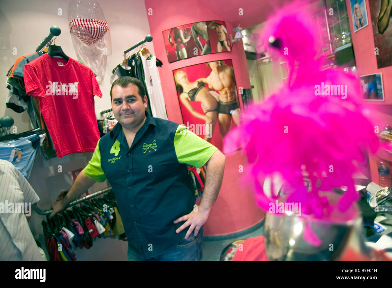 España. Madrid Chueca. barrio gay. XXX tienda de ropa interior Fotografía  de stock - Alamy