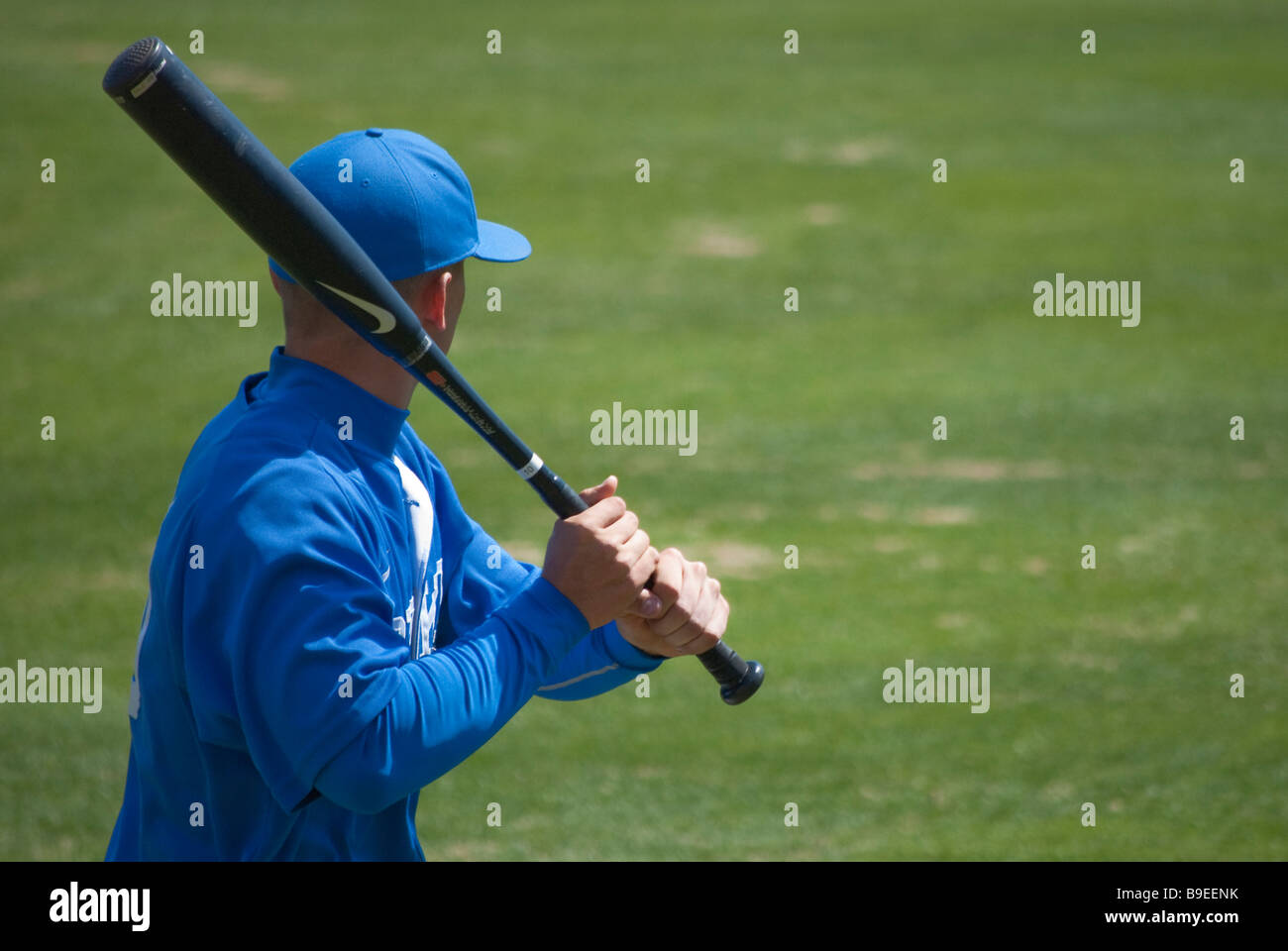 Un jugador de los Diablos azules de Duke University el calentamiento antes de un partido de béisbol universitario Foto de stock