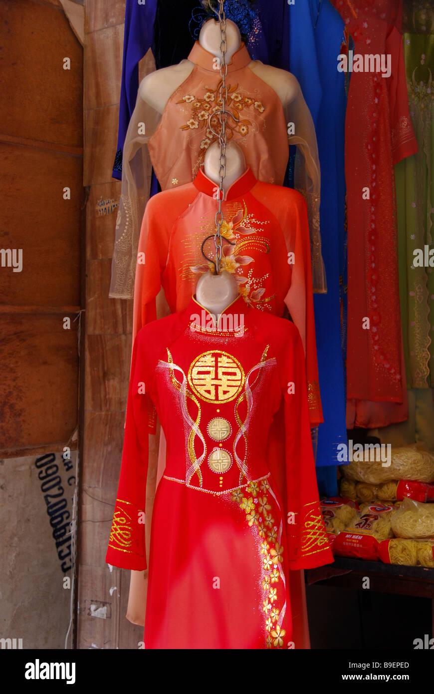 Kimonos y vestidos de seda china para la venta, Hoi An, Vietnam Fotografía  de stock - Alamy