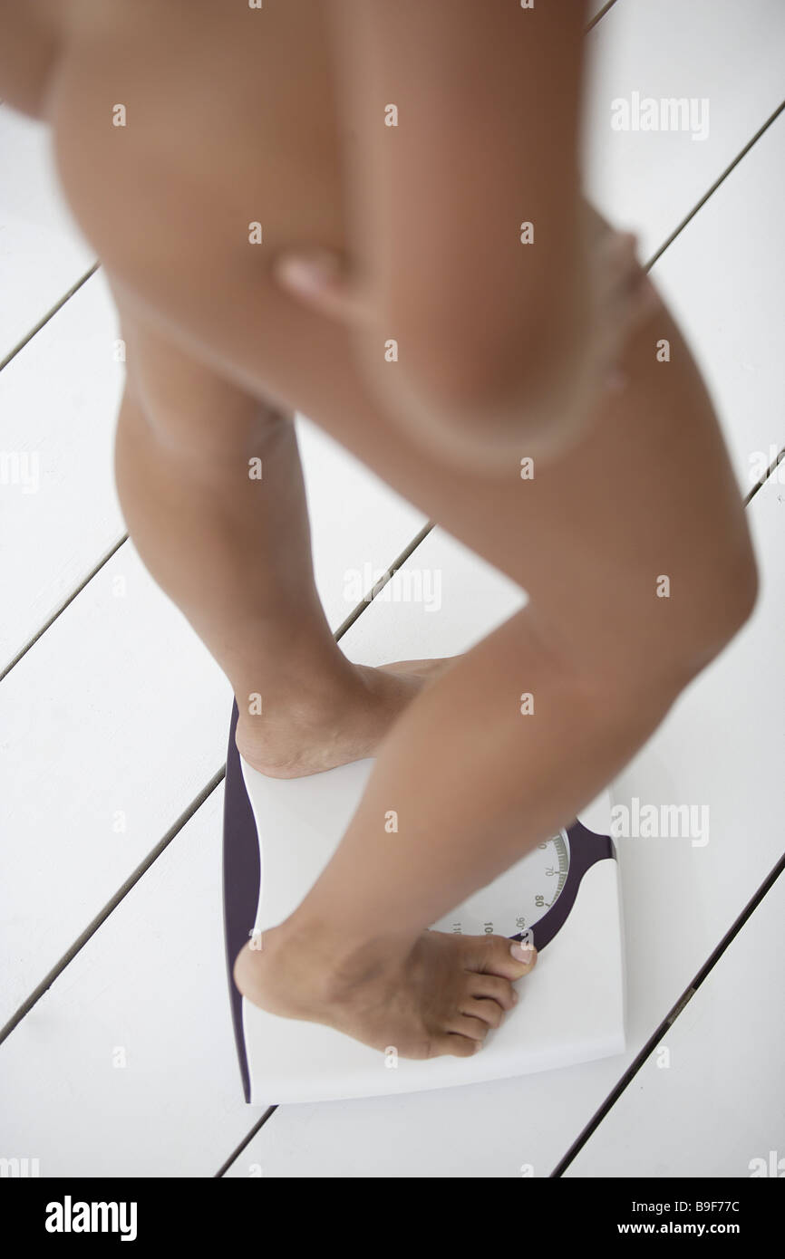 Mujer desnuda escalas-persona actual volver ver detalle borrosidad series  personas mujer básculas pesa peso peso control de peso Fotografía de stock  - Alamy